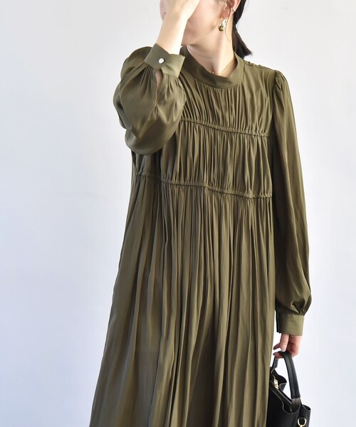 quaranciel(カランシエル)の「quaranciel:〈洗濯機可能〉コード ギャザー ロング ワンピース(ワンピース・レディース・ネイビー/カーキ・ONE SIZE)」の2枚目の写真