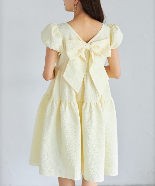 tocco closet(トッコ クローゼット)の「【ZOZO限定カラー】フラワーエンボスバックビッグリボンワンピース(ワンピース・レディース・ライトイエロー/ブラック/オフホワイト・M)」の5枚目の写真