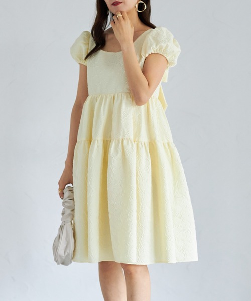 tocco closet(トッコ クローゼット)の「【ZOZO限定カラー】フラワーエンボスバックビッグリボンワンピース(ワンピース・レディース・ライトイエロー/ブラック/オフホワイト・M)」の6枚目の写真