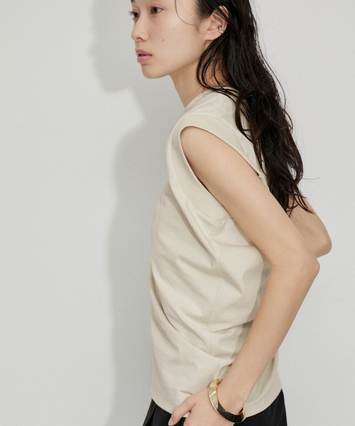 ADAM ET ROPE'（アダムエロペ）の「【サステナブル・洗える】ノースリーブTEE（タンクトップ・レディース・ブラック/ホワイト/ベージュ系その他・FREE）」の8枚目の写真