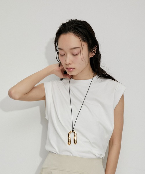 ADAM ET ROPE'（アダムエロペ）の「【サステナブル・洗える】ノースリーブTEE（タンクトップ・レディース・ブラック/ホワイト/ベージュ系その他・FREE）」の6枚目の写真