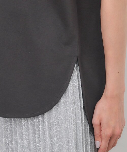 OPAQUE.CLIP（オペークドットクリップ）の「◆UV リラクシーノースリーブ／シルキースーピマ【接触冷感/洗濯機洗い可】（Tシャツ/カットソー・レディース・チャコールグレー/ホワイト/ブラック・36/38/40/42）」の4枚目の写真