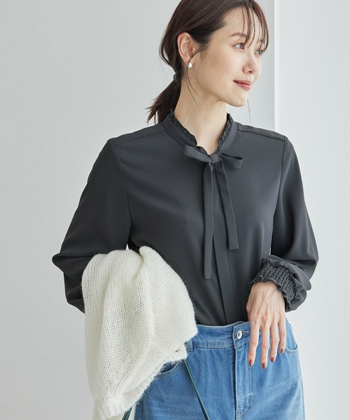 ROPE' PICNIC(ロペピクニック)の「フリルバンドカラーリボンタイブラウス(シャツ/ブラウス・レディース・チャコールグレー/ライトグレー/オフホワイト/サックスブルー・38)」の3枚目の写真