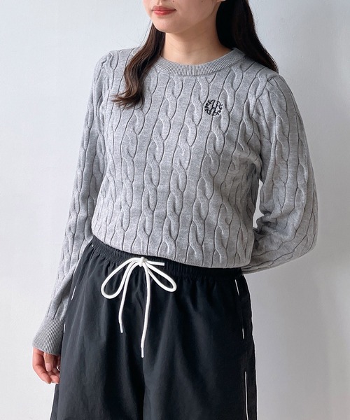 AS KNOW AS plus（アズノゥアズプラス）の「◇ワンポイントロゴ刺繍 ケーブルもちもちニットプルオーバー（ニット/セーター・レディース・ブラック/サックスブルー/オフホワイト/杢グレー・FREE）」の4枚目の写真