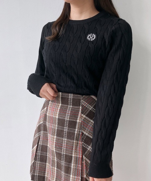 AS KNOW AS plus（アズノゥアズプラス）の「◇ワンポイントロゴ刺繍 ケーブルもちもちニットプルオーバー（ニット/セーター・レディース・ブラック/サックスブルー/オフホワイト/杢グレー・FREE）」の3枚目の写真