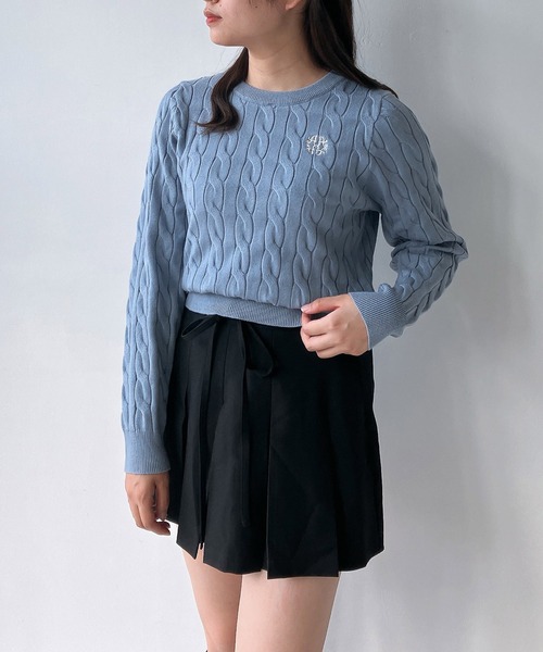 AS KNOW AS plus（アズノゥアズプラス）の「◇ワンポイントロゴ刺繍 ケーブルもちもちニットプルオーバー（ニット/セーター・レディース・ブラック/サックスブルー/オフホワイト/杢グレー・FREE）」の13枚目の写真