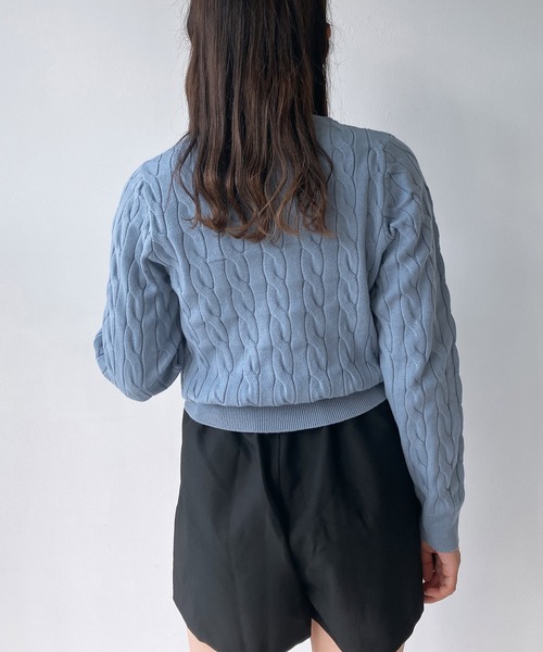 AS KNOW AS plus（アズノゥアズプラス）の「◇ワンポイントロゴ刺繍 ケーブルもちもちニットプルオーバー（ニット/セーター・レディース・ブラック/サックスブルー/オフホワイト/杢グレー・FREE）」の16枚目の写真