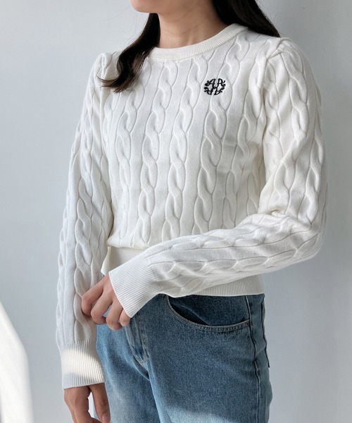 AS KNOW AS plus（アズノゥアズプラス）の「◇ワンポイントロゴ刺繍 ケーブルもちもちニットプルオーバー（ニット/セーター・レディース・ブラック/サックスブルー/オフホワイト/杢グレー・FREE）」の5枚目の写真