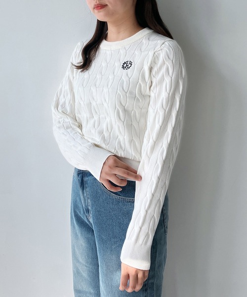 AS KNOW AS plus（アズノゥアズプラス）の「◇ワンポイントロゴ刺繍 ケーブルもちもちニットプルオーバー（ニット/セーター・レディース・ブラック/サックスブルー/オフホワイト/杢グレー・FREE）」の6枚目の写真