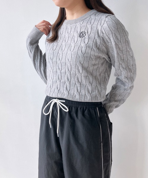 AS KNOW AS plus（アズノゥアズプラス）の「◇ワンポイントロゴ刺繍 ケーブルもちもちニットプルオーバー（ニット/セーター・レディース・ブラック/サックスブルー/オフホワイト/杢グレー・FREE）」の20枚目の写真