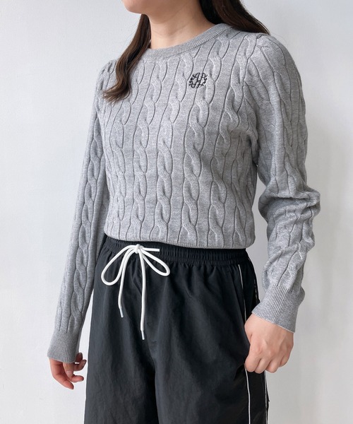 AS KNOW AS plus（アズノゥアズプラス）の「◇ワンポイントロゴ刺繍 ケーブルもちもちニットプルオーバー（ニット/セーター・レディース・ブラック/サックスブルー/オフホワイト/杢グレー・FREE）」の21枚目の写真