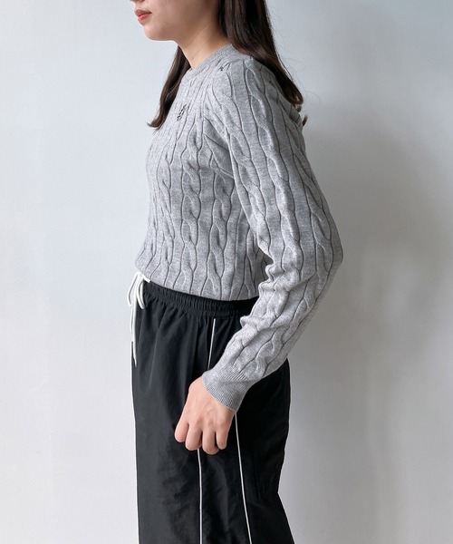 AS KNOW AS plus（アズノゥアズプラス）の「◇ワンポイントロゴ刺繍 ケーブルもちもちニットプルオーバー（ニット/セーター・レディース・ブラック/サックスブルー/オフホワイト/杢グレー・FREE）」の22枚目の写真