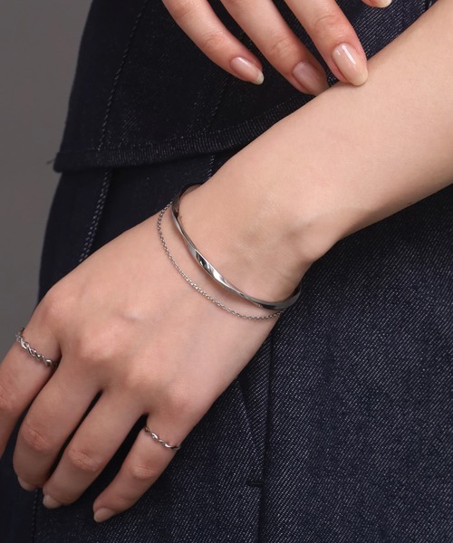 LHME(エルエイチエムイー)の「【WEB限定】“Moment”2連バングル/ツイスト×チェーン/サージカルステンレス(金属アレルギー対応)【LHME / エルエイチエムイー】(バングル/リストバンド・レディース・シルバー・ONE SIZE)」の8枚目の写真