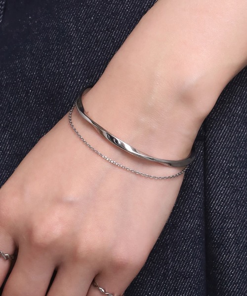 LHME(エルエイチエムイー)の「【WEB限定】“Moment”2連バングル/ツイスト×チェーン/サージカルステンレス(金属アレルギー対応)【LHME / エルエイチエムイー】(バングル/リストバンド・レディース・シルバー・ONE SIZE)」の7枚目の写真