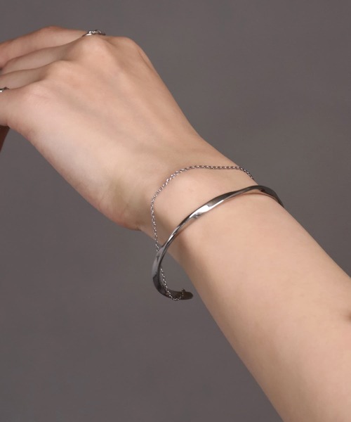 LHME(エルエイチエムイー)の「【WEB限定】“Moment”2連バングル/ツイスト×チェーン/サージカルステンレス(金属アレルギー対応)【LHME / エルエイチエムイー】(バングル/リストバンド・レディース・シルバー・ONE SIZE)」の6枚目の写真