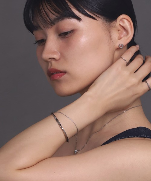 LHME(エルエイチエムイー)の「【WEB限定】“Moment”2連バングル/ツイスト×チェーン/サージカルステンレス(金属アレルギー対応)【LHME / エルエイチエムイー】(バングル/リストバンド・レディース・シルバー・ONE SIZE)」の4枚目の写真