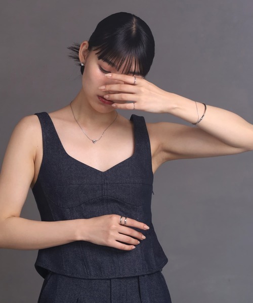 LHME(エルエイチエムイー)の「【WEB限定】“Moment”2連バングル/ツイスト×チェーン/サージカルステンレス(金属アレルギー対応)【LHME / エルエイチエムイー】(バングル/リストバンド・レディース・シルバー・ONE SIZE)」の2枚目の写真