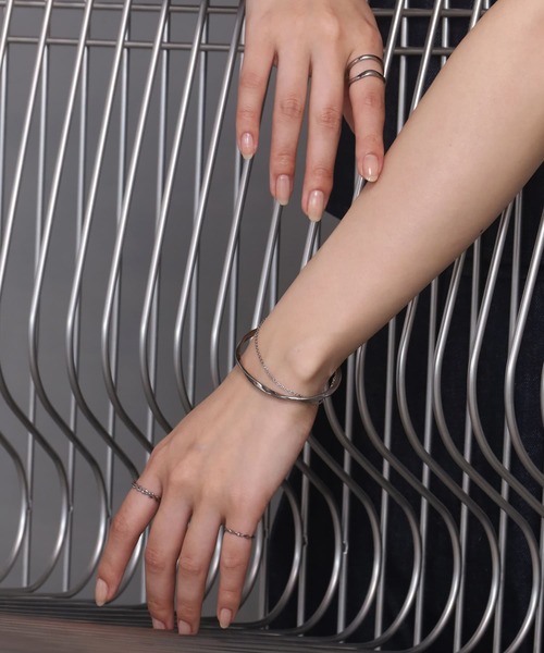 LHME(エルエイチエムイー)の「【WEB限定】“Moment”2連バングル/ツイスト×チェーン/サージカルステンレス(金属アレルギー対応)【LHME / エルエイチエムイー】(バングル/リストバンド・レディース・シルバー・ONE SIZE)」の19枚目の写真
