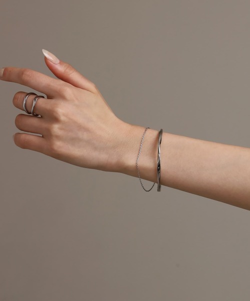 LHME(エルエイチエムイー)の「【WEB限定】“Moment”2連バングル/ツイスト×チェーン/サージカルステンレス(金属アレルギー対応)【LHME / エルエイチエムイー】(バングル/リストバンド・レディース・シルバー・ONE SIZE)」の17枚目の写真