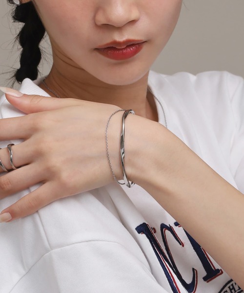 LHME(エルエイチエムイー)の「【WEB限定】“Moment”2連バングル/ツイスト×チェーン/サージカルステンレス(金属アレルギー対応)【LHME / エルエイチエムイー】(バングル/リストバンド・レディース・シルバー・ONE SIZE)」の15枚目の写真