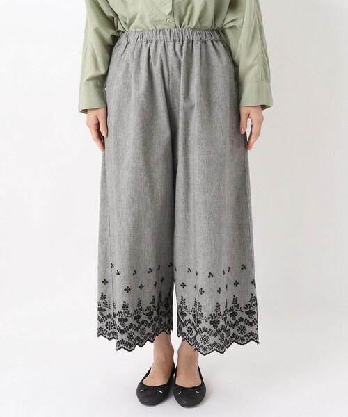 one'sterrace(ワンズテラス)の「裾刺繍 9分丈フレアパンツ(その他パンツ・レディース・グリーン系その他6/ネイビー系5/ブラック系8・02)」の4枚目の写真