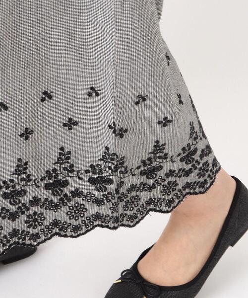 one'sterrace(ワンズテラス)の「裾刺繍 9分丈フレアパンツ(その他パンツ・レディース・グリーン系その他6/ネイビー系5/ブラック系8・02)」の10枚目の写真