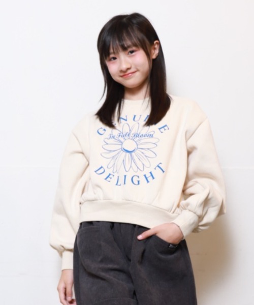 RiCO SUCRE（リコシュクレ）の「RiCO SUCRE/リコシュクレ　フラワープリントプルオーバー（スウェット・キッズ・サックスブルー/アイボリー/杢グレー・160/150/140/130）」の2枚目の写真