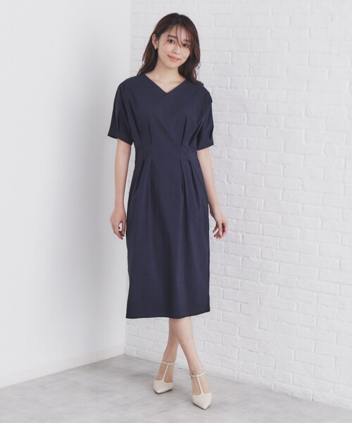 index（インデックス）の「Vネックタックナローワンピース【洗濯機洗い可】（ワンピース・レディース・チャコールグレー/ベージュ/ネイビー・36/38/40/42）」の3枚目の写真