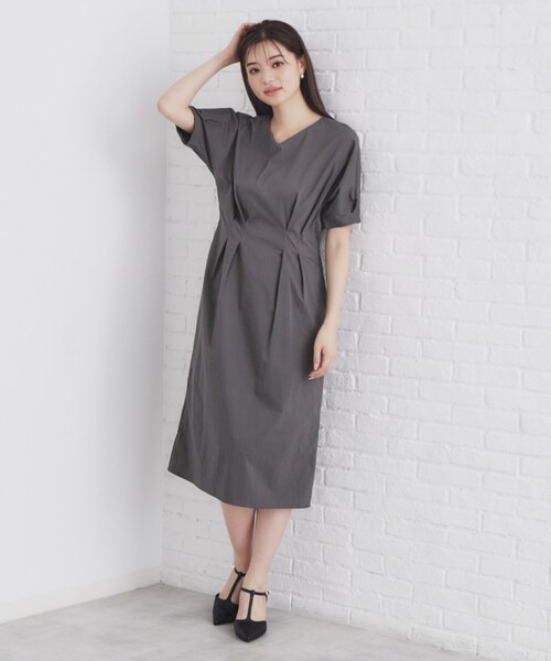 index（インデックス）の「Vネックタックナローワンピース【洗濯機洗い可】（ワンピース・レディース・チャコールグレー/ベージュ/ネイビー・36/38/40/42）」の5枚目の写真