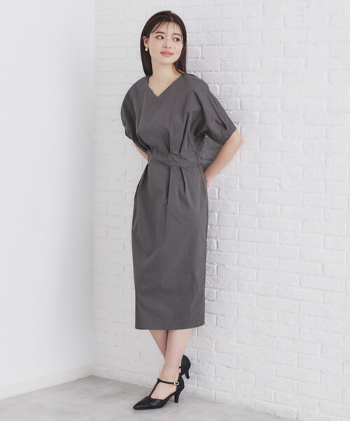 index（インデックス）の「Vネックタックナローワンピース【洗濯機洗い可】（ワンピース・レディース・チャコールグレー/ベージュ/ネイビー・36/38/40/42）」の6枚目の写真