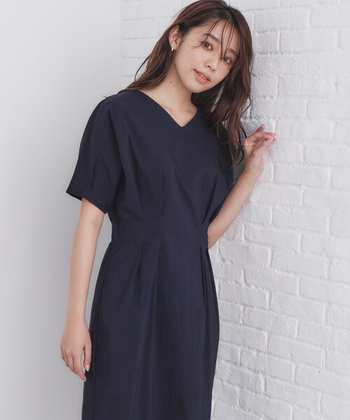 index（インデックス）の「Vネックタックナローワンピース【洗濯機洗い可】（ワンピース・レディース・チャコールグレー/ベージュ/ネイビー・36/38/40/42）」の12枚目の写真