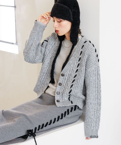 LAKOLE（ラコレ）の「ハンドステッチケーブルカーディガン / 144441（カーディガン/ボレロ・レディース・グレー/アイボリー/ブラック・SMALL/MEDIUM）」の3枚目の写真