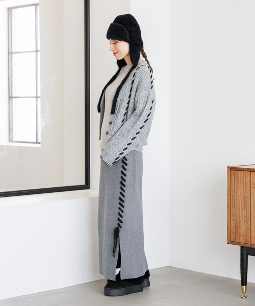 LAKOLE（ラコレ）の「ハンドステッチケーブルカーディガン / 144441（カーディガン/ボレロ・レディース・グレー/アイボリー/ブラック・SMALL/MEDIUM）」の5枚目の写真