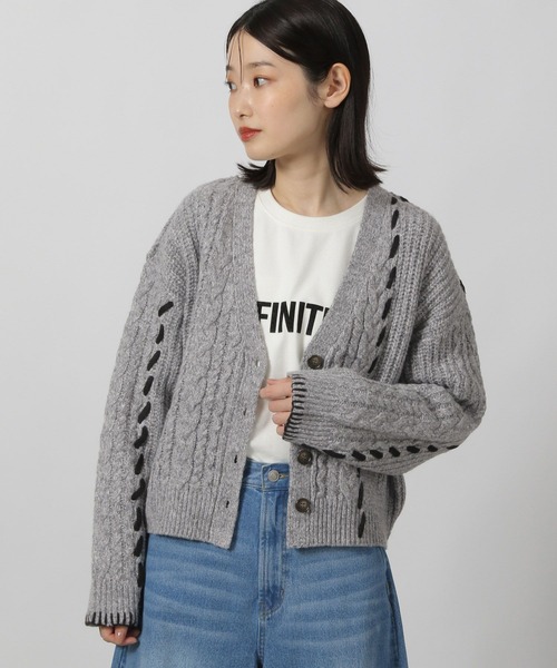 LAKOLE（ラコレ）の「ハンドステッチケーブルカーディガン / 144441（カーディガン/ボレロ・レディース・グレー/アイボリー/ブラック・SMALL/MEDIUM）」の10枚目の写真