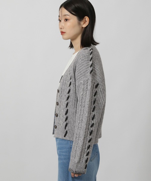 LAKOLE（ラコレ）の「ハンドステッチケーブルカーディガン / 144441（カーディガン/ボレロ・レディース・グレー/アイボリー/ブラック・SMALL/MEDIUM）」の11枚目の写真