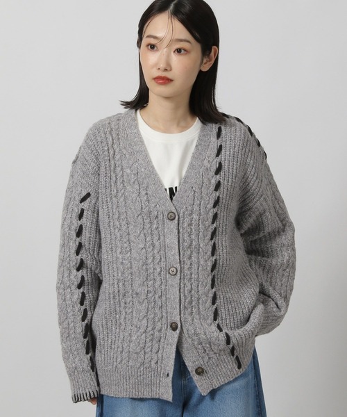 LAKOLE（ラコレ）の「ハンドステッチケーブルカーディガン / 144441（カーディガン/ボレロ・レディース・グレー/アイボリー/ブラック・SMALL/MEDIUM）」の13枚目の写真