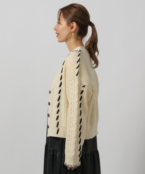 LAKOLE（ラコレ）の「ハンドステッチケーブルカーディガン / 144441（カーディガン/ボレロ・レディース・グレー/アイボリー/ブラック・SMALL/MEDIUM）」の19枚目の写真