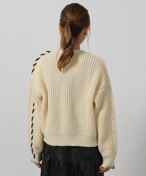 LAKOLE（ラコレ）の「ハンドステッチケーブルカーディガン / 144441（カーディガン/ボレロ・レディース・グレー/アイボリー/ブラック・SMALL/MEDIUM）」の20枚目の写真