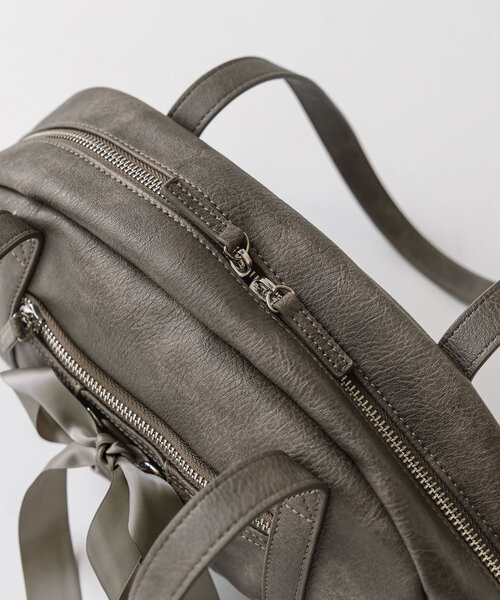 OLIVE des OLIVE（オリーブデオリーブ）の「レースアップボストンバッグ（ショルダーバッグ・レディース・アイボリー/チャコールグレー/ダークブラウン/ピンク・FREE）」の21枚目の写真