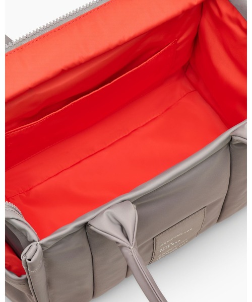 MARC JACOBS（マークジェイコブス）の「THE PUFFY NYLON MEDIUM TOTE BAG/ザ パフィー ナイロン ミディアム トート バッグ（トートバッグ・レディース・ブラック/ベージュ系その他・ONE SIZE）」の17枚目の写真