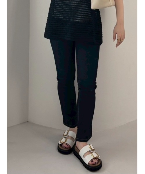 Mila Owen(ミラオーウェン)の「裾スリットスキニーデニムパンツ【ウォッシャブル】(その他パンツ・レディース・ブラック/ブルー/インディゴブルー・0/1)」の2枚目の写真