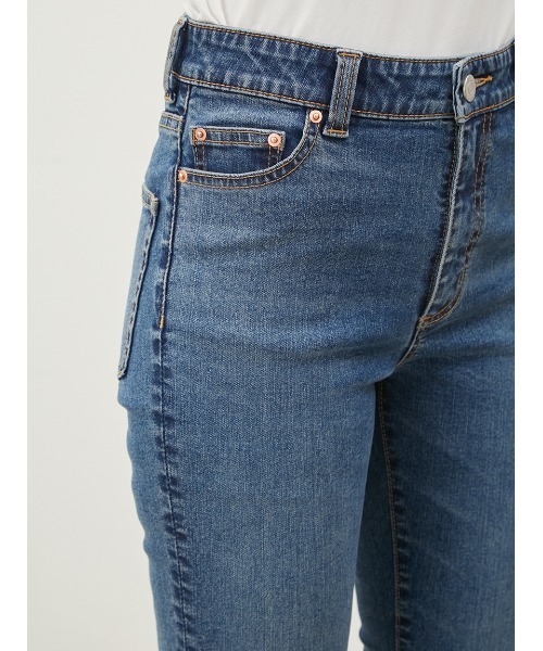 Mila Owen(ミラオーウェン)の「裾スリットスキニーデニムパンツ【ウォッシャブル】(その他パンツ・レディース・ブラック/ブルー/インディゴブルー・0/1)」の9枚目の写真