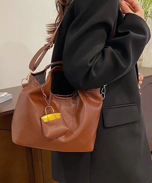 shopnikoniko（ショップニコニコ）の「ミニバッグチャーム付き PUレザー ショルダーバッグ（トートバッグ・レディース・ブラック/ブラウン/ダークブラウン・フリー）」の15枚目の写真