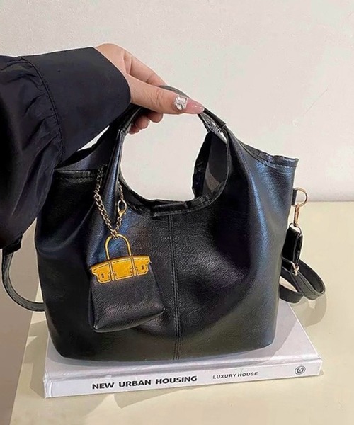 shopnikoniko（ショップニコニコ）の「ミニバッグチャーム付き PUレザー ショルダーバッグ（トートバッグ・レディース・ブラック/ブラウン/ダークブラウン・フリー）」の4枚目の写真
