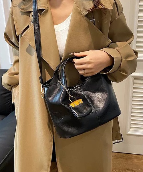 shopnikoniko（ショップニコニコ）の「ミニバッグチャーム付き PUレザー ショルダーバッグ（トートバッグ・レディース・ブラック/ブラウン/ダークブラウン・フリー）」の6枚目の写真