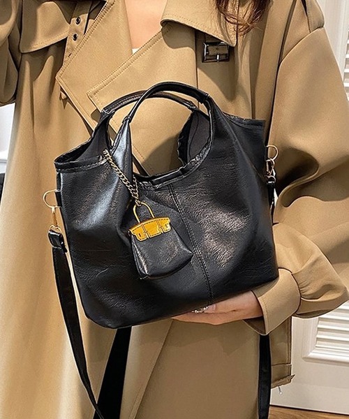 shopnikoniko（ショップニコニコ）の「ミニバッグチャーム付き PUレザー ショルダーバッグ（トートバッグ・レディース・ブラック/ブラウン/ダークブラウン・フリー）」の5枚目の写真