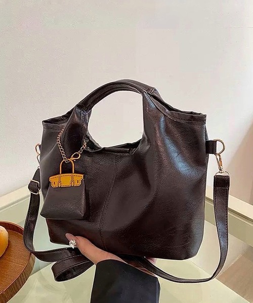 shopnikoniko（ショップニコニコ）の「ミニバッグチャーム付き PUレザー ショルダーバッグ（トートバッグ・レディース・ブラック/ブラウン/ダークブラウン・フリー）」の20枚目の写真
