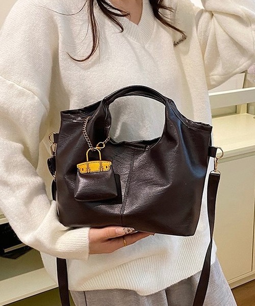 shopnikoniko（ショップニコニコ）の「ミニバッグチャーム付き PUレザー ショルダーバッグ（トートバッグ・レディース・ブラック/ブラウン/ダークブラウン・フリー）」の21枚目の写真