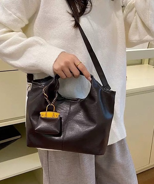 shopnikoniko（ショップニコニコ）の「ミニバッグチャーム付き PUレザー ショルダーバッグ（トートバッグ・レディース・ブラック/ブラウン/ダークブラウン・フリー）」の22枚目の写真