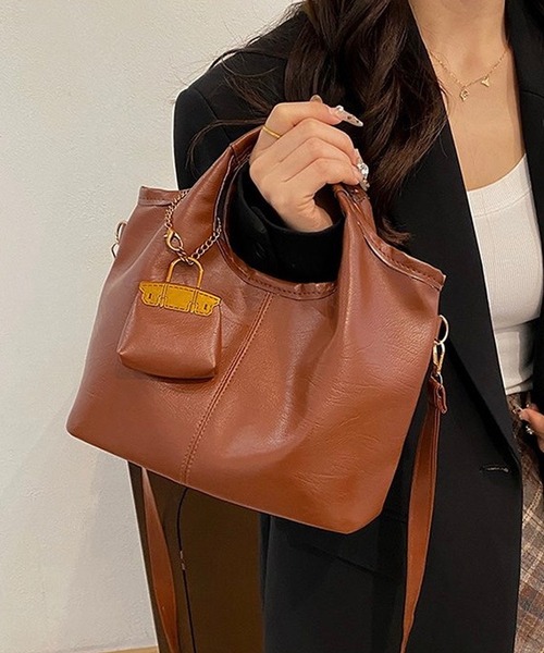 shopnikoniko（ショップニコニコ）の「ミニバッグチャーム付き PUレザー ショルダーバッグ（トートバッグ・レディース・ブラック/ブラウン/ダークブラウン・フリー）」の13枚目の写真